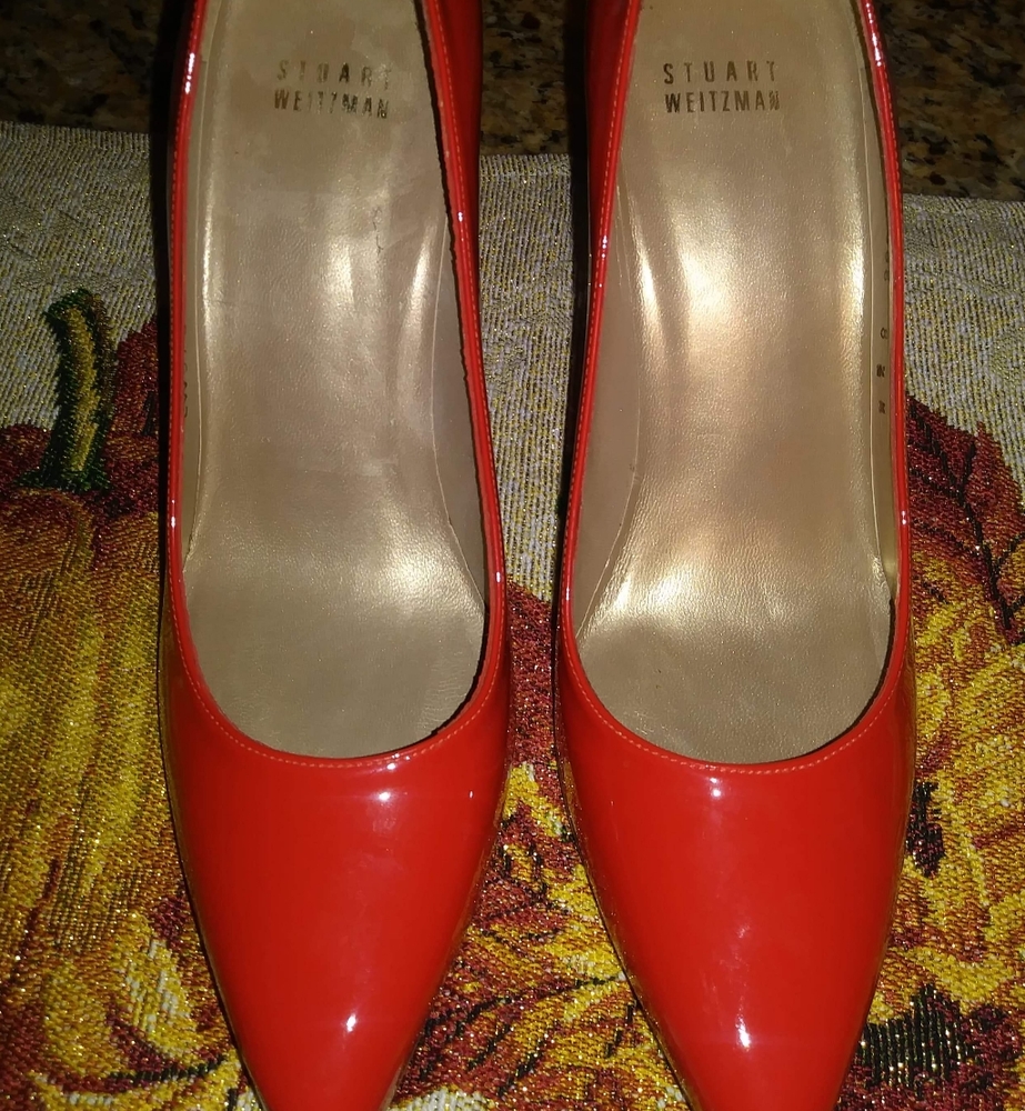 Selling a pair of Stuart Weitzman PUMPS